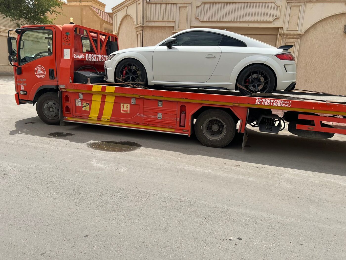 نقل سيارة رياضية أودي