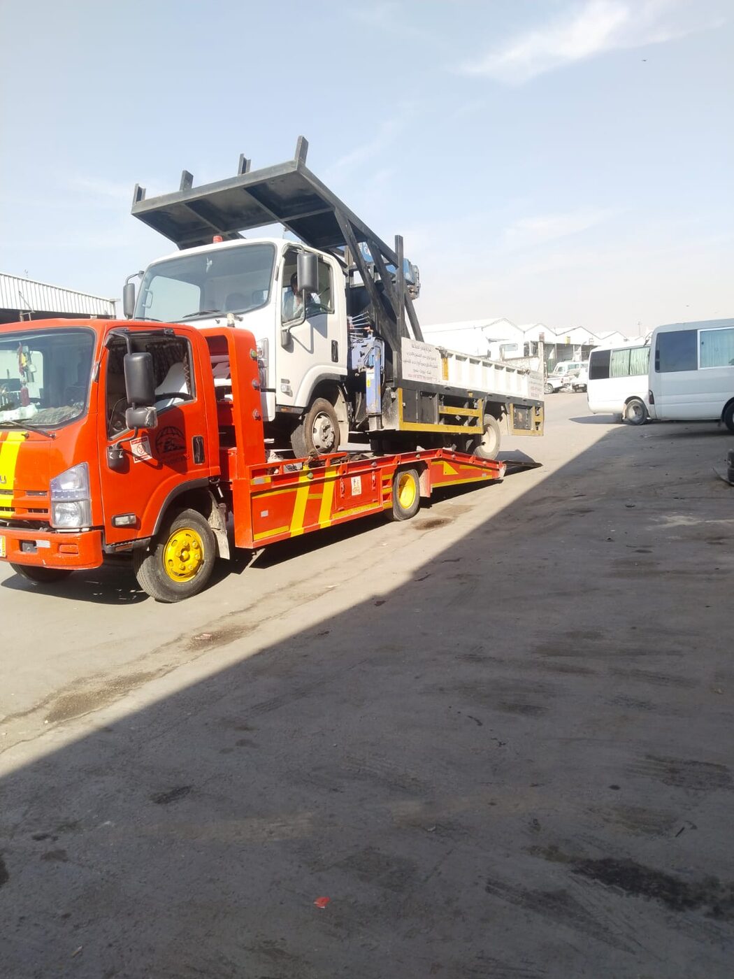 سطحة هيدروليك أثناء نقل مركبة